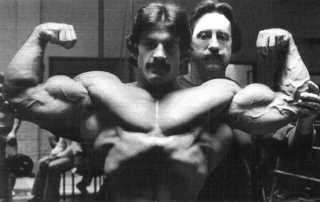 Nella foto Mike Metzer e Joe Weider