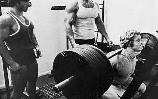 Old School : Arnold Schwarzenegger, Franco Columbu assistono Kenny "Ken" Waller