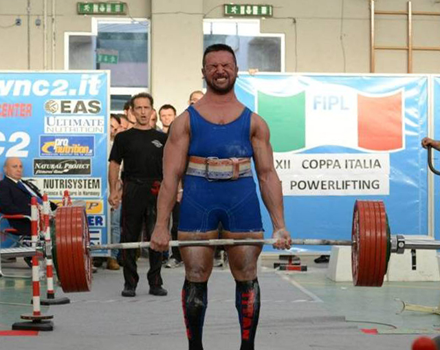 Stacco da terra - Damiano Di Pilla Lucatelli, impegnato nella Coppa Italia 2012 dove stabilirà il record italiano di stacco nella cat. -93kg. con 305kg.