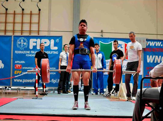 Stacco da terra Stacco da terra - Francesco Morese, vicecampione europeo master II 2012 nella cat. -83kg., detiene nella stessa categoria il primato italiano M2 di stacco con 270kg.