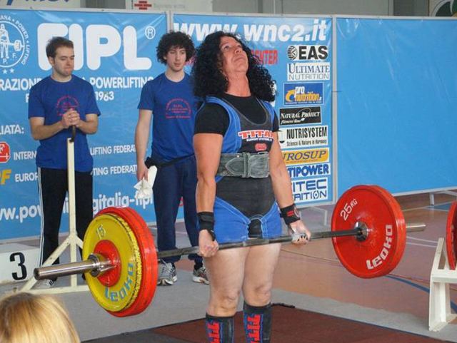 Stacco da terra - Sara Del Duca, oro di stacco agli Europei master 2012, vanta un persoonale di kg. 182.5