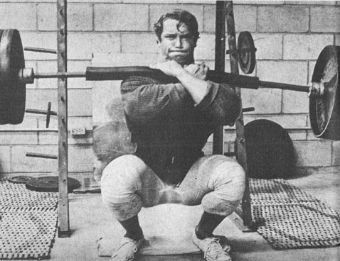 Come sviluppare quadricipiti mostruosi. Affondi con manubrio. Arnold Schwarzenegger Front Squat