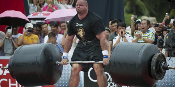 L'americano Brian Shaw, nella competizione World Strongest Man 2013, vince la finale di stacco da terra con 442,5 Kg stabilendo un nuovo record mondiale