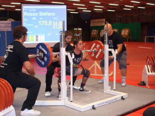 Un esempio di forza relativa tra gli ultra-leggeri: Stefano Rosso (alias “Psico”) effettua uno squat di 170 kg. pari a circa 3.2 volte il proprio bw di soli 53.4 kg.