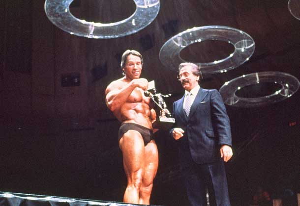 Arnold Schwarzenegger stringe il suo Sandow