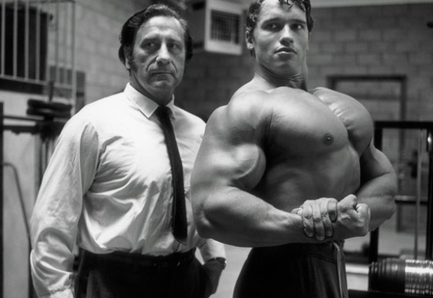 Una giovane Joe Weider insieme a Arnold Schwarzenegger