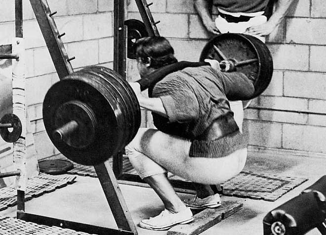 Arnold Schwarzenegger esegue uno squat al rack